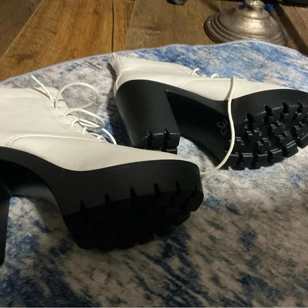 Classic off-White Lace-Up Women's Platform Ankle Boots - Picture 3 of 4